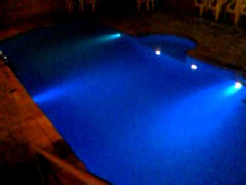 Piscina com neon