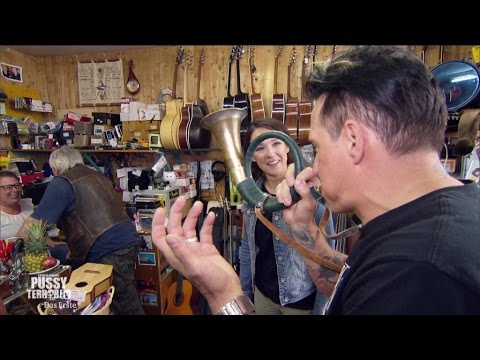 Bela B und Carolin Kebekus shoppen Instrumente - PussyTerror TV