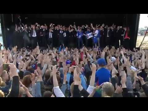 Islandeses honran a su selección con saludo vikingo