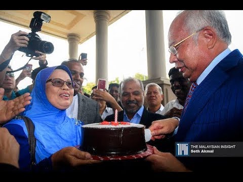 Najib arrives at court to birthday cake