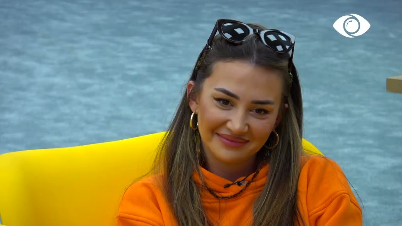 Luizi imiton Kiarën, demonstron si pi Kiara cigaren