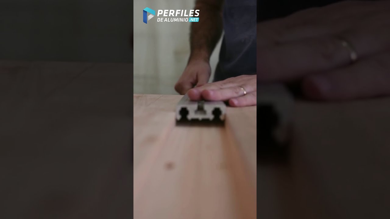 Como instalar y aplicar el perfil T Track triple tipo kreg en una mesa de trabajo