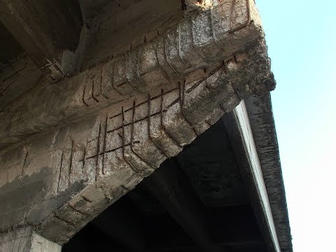 ATRIPALDA (AV) - La struttura che sorregge il cavalcavia di via Ferrovia: queste le condizioni.