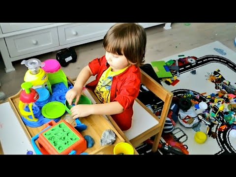 Fatih Selim arkadaşı Mehmet"lere gitti.Eğlenceli Oyun hamuru seti oynuyor.