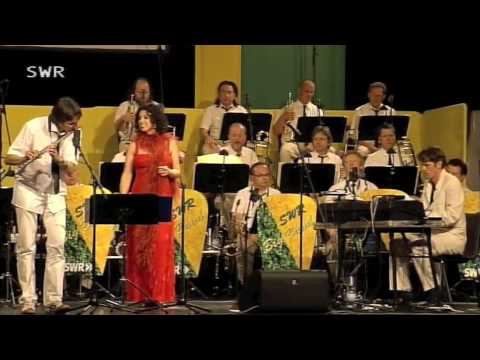 Chovendo na roseira / Paula Morelenbaum & SWR Big Band cond. by Ralf Schmid: bossarenova