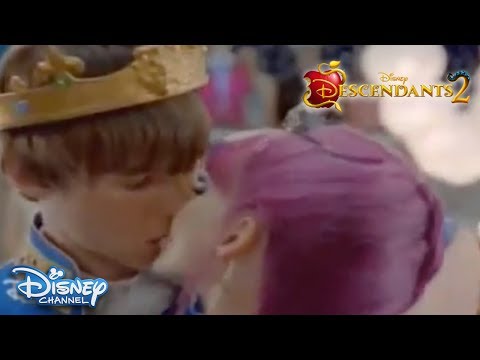 Descendants 2 (Clip 'Mal and Ben Kiss')