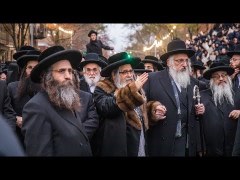 Thousands Escort Satmar Rebbe As He Leaves To Eretz Yisroel | מעמד צאתכם לשלום ל'אדמו"ר מסאטמאר