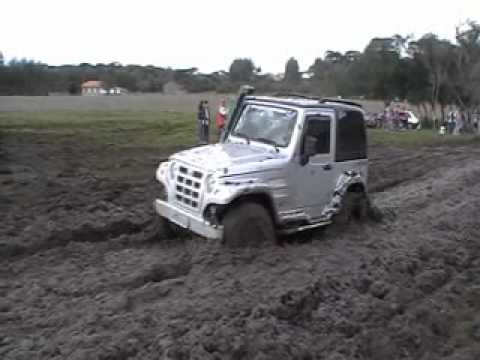 Jeep Clube Iatola 5º trilha da Cruzeta - Troller e Suzuki no banhado.wmv