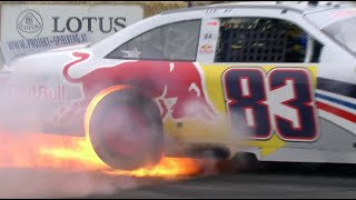 Toyota Camry Nascar đã phô diễn màn đốt lốp đến bùng cháy.