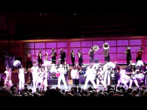David Byrne — Burning Down the House — 2 Live Versions