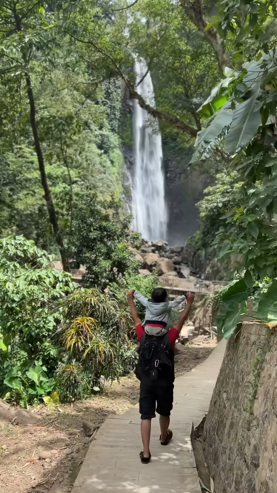Butuh pelarian dari rutinitas? Air Terjun Bisappu di Bantaeng bisa jadi tempat healing yang pas! 🌊✨