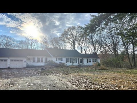 19 Meadowbrook Road, Woodbridge, CT Presented by Janelle Maffeo.