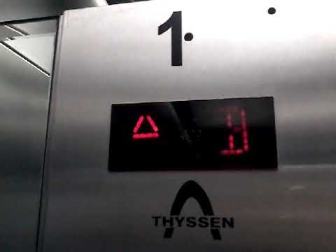 Elevadores Thyssen dos anos 90 no edifício residencial do El Corte Inglés/El Corte Inglés em Colón (Valência)