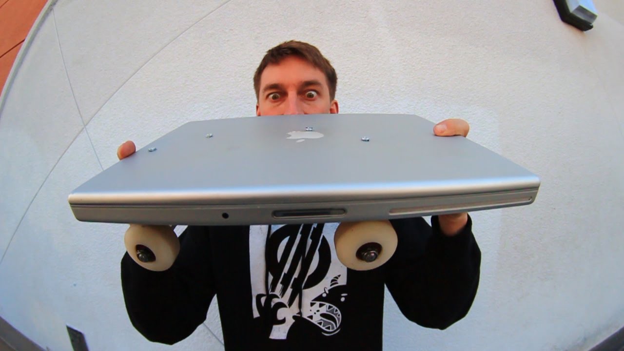 Aaron Kyro patina un ordenador MacBook PRO