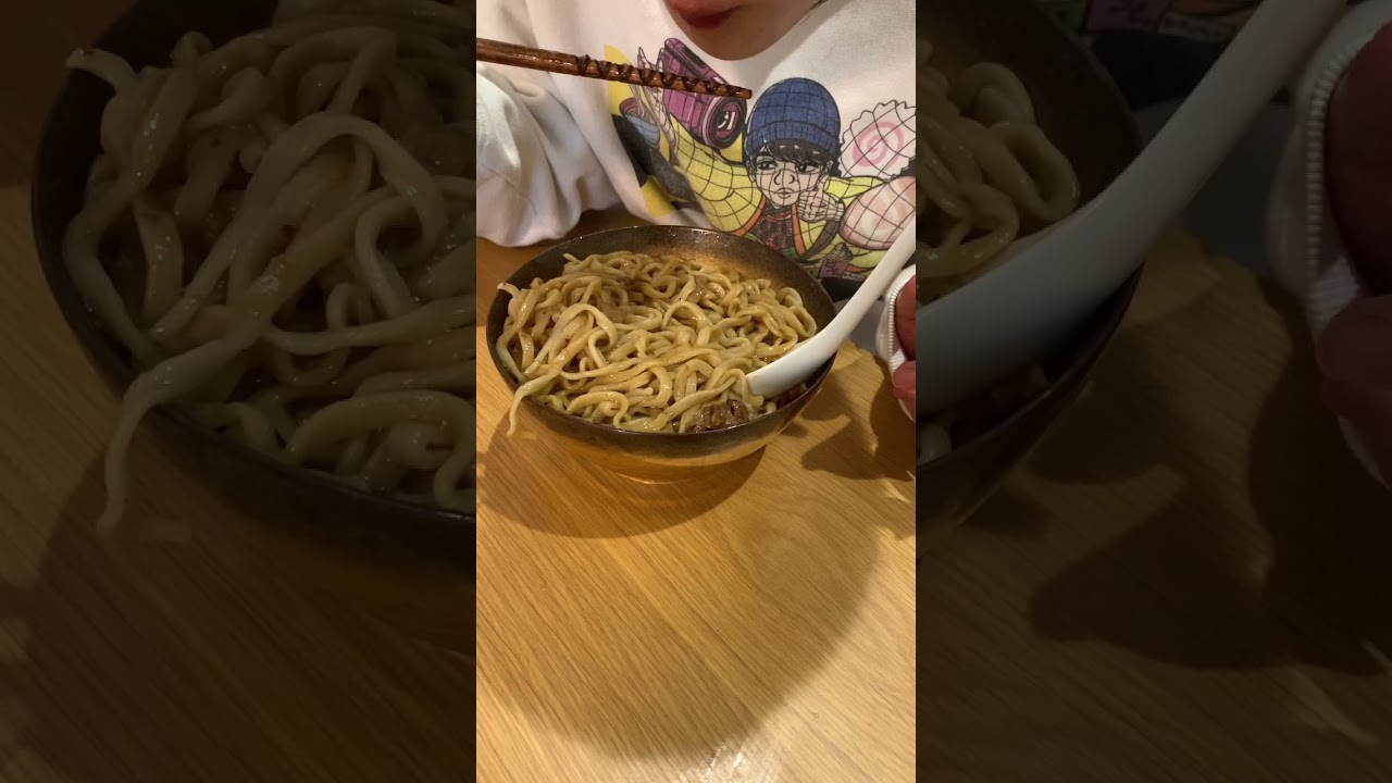 ラーメン二郎千住大橋駅前店のテイクアウトをすする成田さん。 #shorts