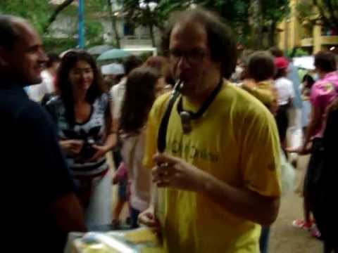 Leo Fuks tocando seu Saxofilm  num carnaval dos anos 00