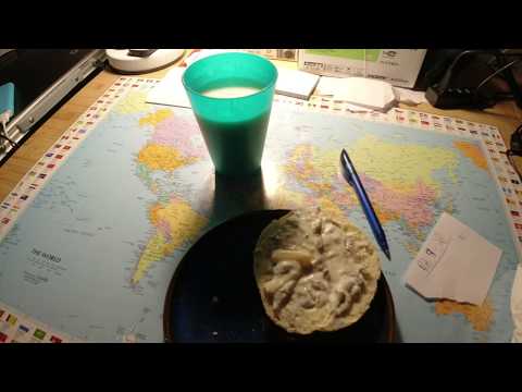 MongoTV_4140 - SPISER EN BOLLE MED HØNSESALAT SØNDAG NAT