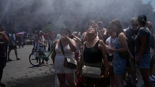 Ola de calor, la Policía de Berlín usa cañón de agua para refrescar a fans de Bruno Mars