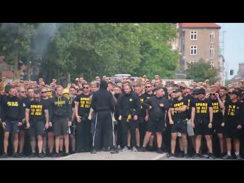 Brøndby-fans marcherer inden FCK-kamp