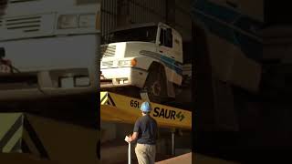 É assim que descarrega um caminhão com um TOMBADOR