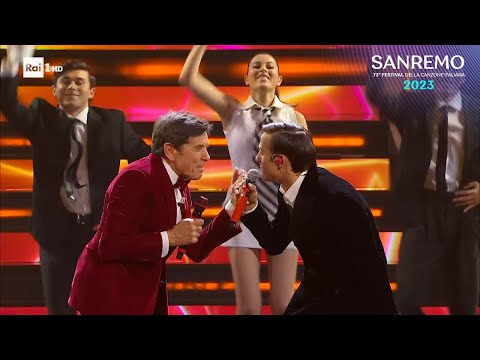 Sanremo 2023 - Sangiovanni e Gianni Morandi cantano 'Fatti rimandare dalla mamma'