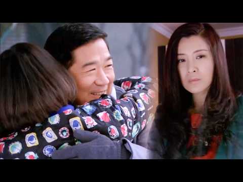 Frau sieht Mann seine neue Liebe umarmen, verzweifelt und wählt die Scheidung.