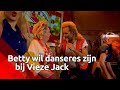 Onze Betty laat even een andere kant van zichzelf zien bij Vieze Jack