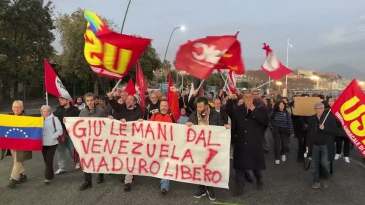 Corteo a Napoli contro Trump: "Giu' le mani dal Venezuela"