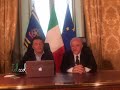 De Luca, “ospite di Renzi”, annuncia l’inizio della rimozione delle ecoballe