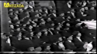 הרבי מליובאוויטש  בניגון אך דו - התמונה מוצגת ישירות מתוך אתר האינטרנט יוטיוב. זכויות היוצרים בתמונה שייכות ליוצרה. קישור קרדיט למקור התוכן נמצא בתוך דף הסרטון