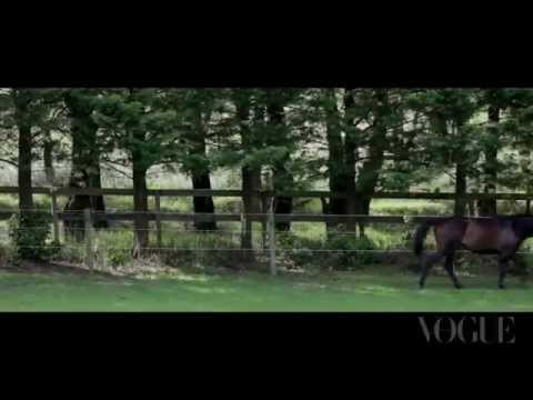 Black Caviar and Julia Nobis for Vogue Australia behind the scenes [Fashion]