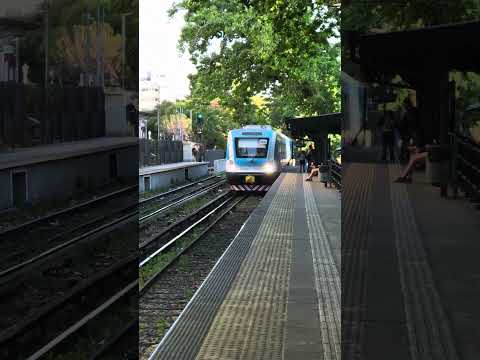 Tren de la línea Mitre arriba a la estación Saavedra, Buenos Aires, Argentina