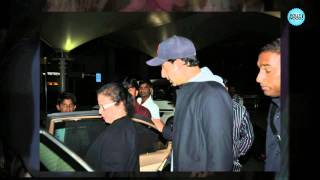 AIRPORT DIARIES: Aaradhya Bachchan Poses For Paparazzi!