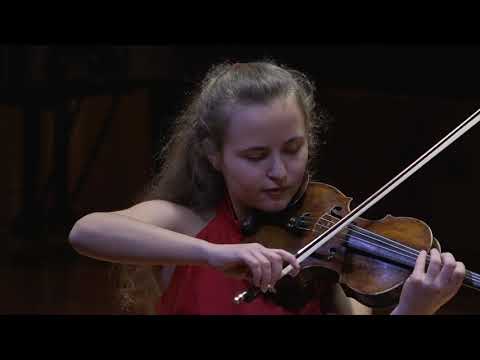 Sara Valencia plays La Campanella