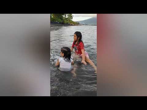 Neyla & Christine Merung ke pantai