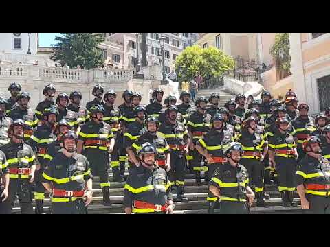 inno vigili del fuoco cantato a piazza di spagna, roma 1 giugno 2022 il pompiere paura non ne ha