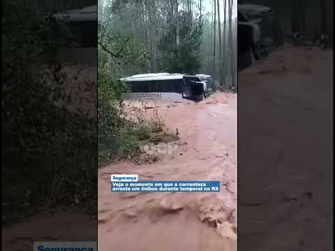 Veja o momento em que a correnteza arrasta um ônibus durante temporal no RS