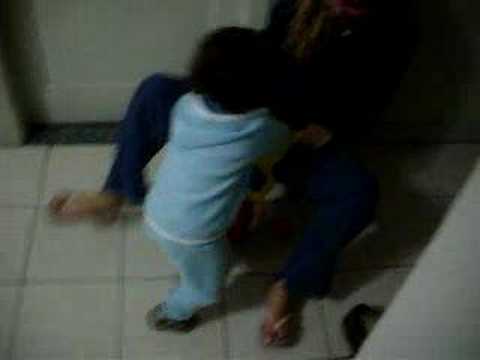 ISAAC BRINCANDO COM A MAMÃE