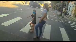 「媽媽要走在斑馬線上啦~」