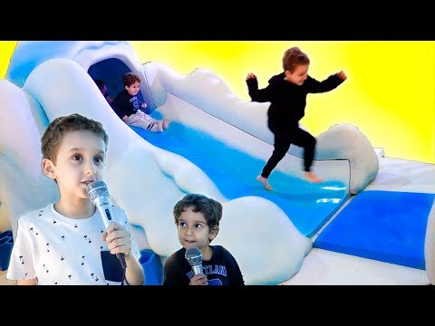 CRIANÇAS BRINCANDO no PARQUINHO de NATAL do FROZEN com Paulinho e Toquinho