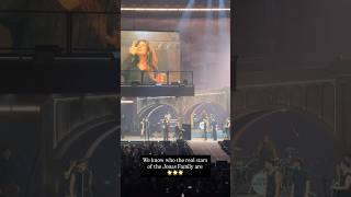 Download lagu When Papa & Mama Jonas join the boys on stage! 😭 Fun fact: Denise studied sign language in college! mp3