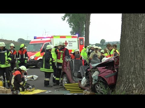 Frontal gegen Baum: 58-jährige Frau lebensgefährlich verletzt