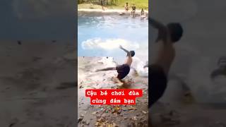 Cậu bé chơi đùa cùng đám bạn