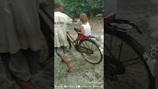 Download lagu Kenangan Indah Masa Kecil! Dibonceng Kakek Naik Sepeda, Kaki Diikat Biar Nggak Kena Tralis Ban mp3 Download lagu Kenangan Indah Masa Kecil! Dibonceng Kakek Naik Sepeda, Kaki Diikat Biar Nggak Kena Tralis Ban mp3