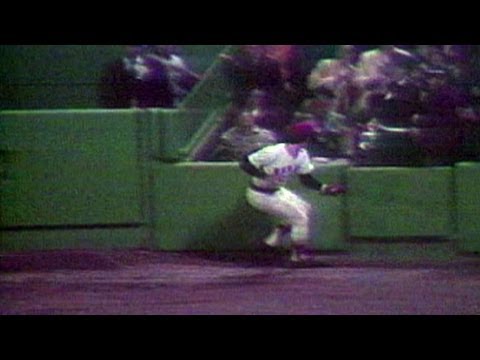1975 WS Gm6: Evans makes spectacular catch in right field