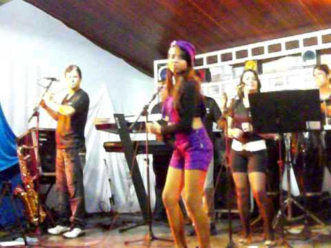 a lorrany  victoria cantando deita n br