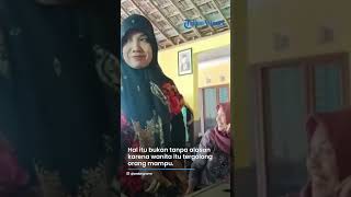Penampilan Emak-emak saat Ambil Bansos, Pakai Emas Serenteng, Tetap Santai Meski Disoraki Warga