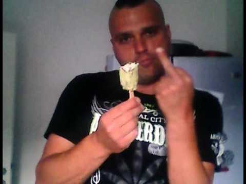 Eisesser zeigt mittelfinger