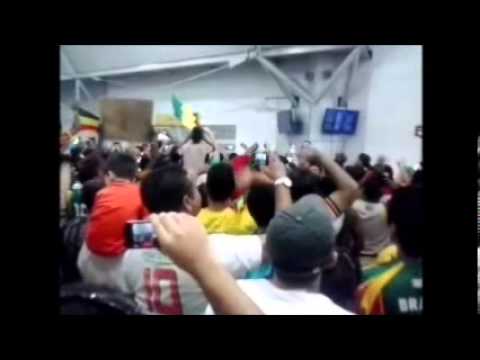 Torcida do Sampaio da show no aeroporto de São Luís