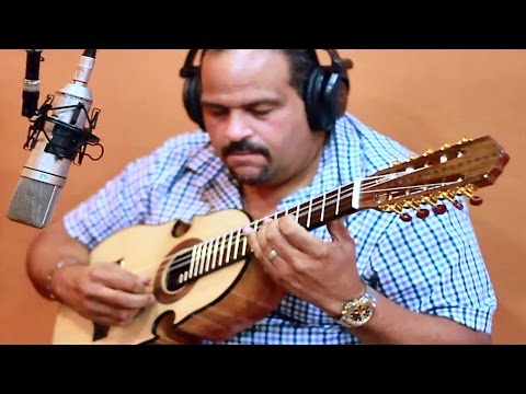 "Desenfunda el cuatro," Navidades en Puerto Rico.